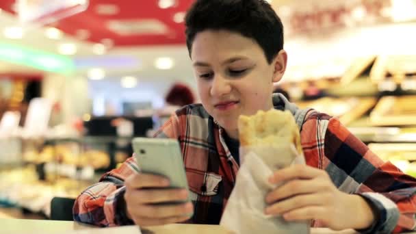 Έφηβος γραπτών μηνυμάτων στο smartphone — Αρχείο Βίντεο