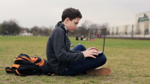 Adolescent avec ordinateur portable — Video