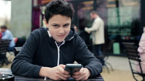 Lycklig tonåring med smartphone — Stockvideo