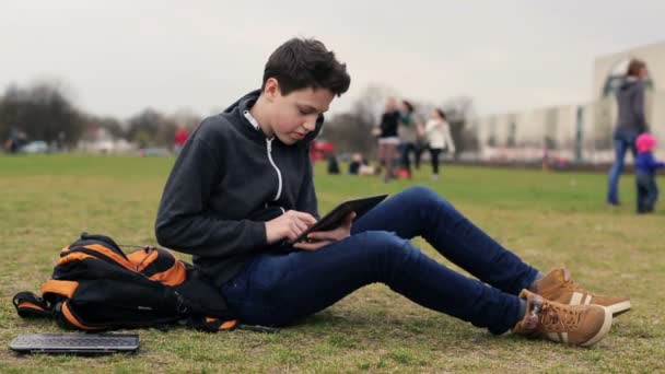Подросток с планшетом — стоковое видео