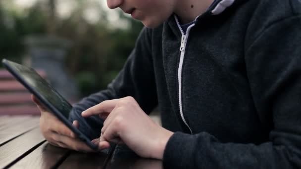 Les mains adolescentes utilisant la tablette — Video