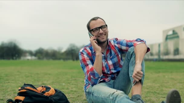 Mannen som snakker i mobiltelefon – stockvideo