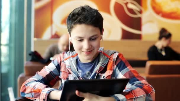 Adolescent regarder film sur tablette — Video