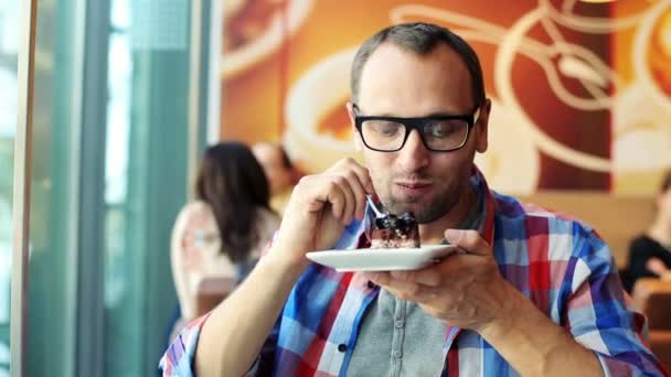 Man eating delicious cake — Stock Video