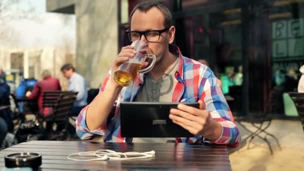 Mann mit Tablet in Bar — Stockvideo