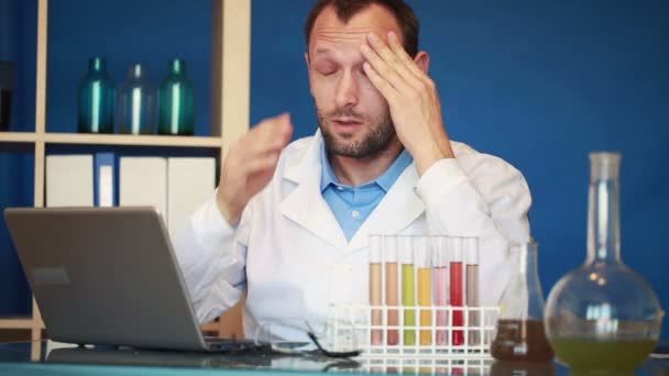 Cientista com dor de cabeça — Vídeo de Stock