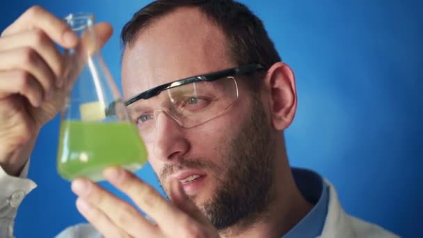 Flask kimyasalların karıştırma kimyager — Stok video