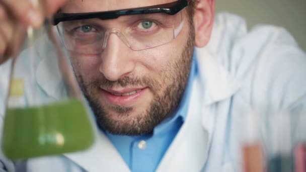 Cientista feliz em laboratório — Vídeo de Stock