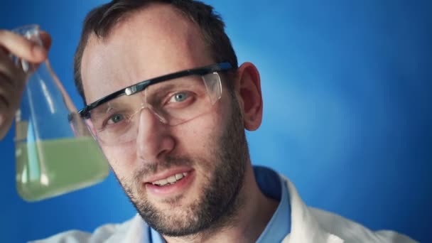 Cientista feliz em laboratório — Vídeo de Stock