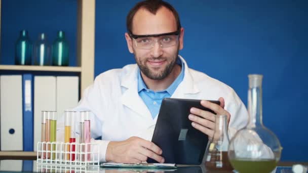 Счастливый ученый с планшетом — стоковое видео