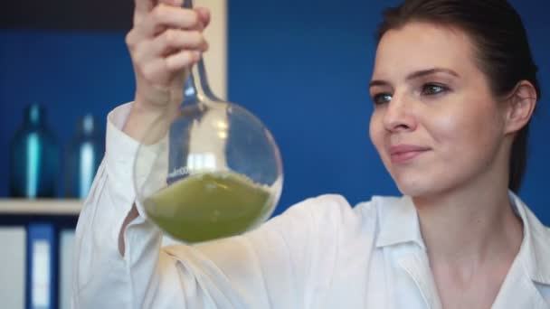 Wissenschaftler mischt Chemikalien in Kolben — Stockvideo