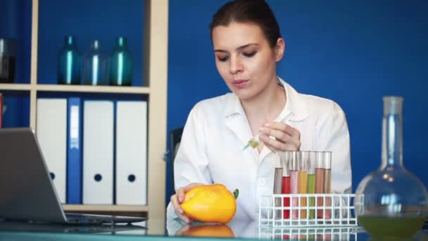 Biochemik nástřikem žlutá paprika — Stock video