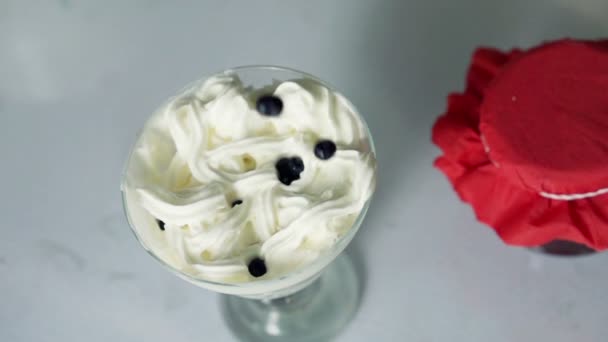 Blueberry fall into whipped cream dessert — Stock Video