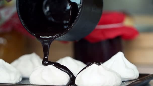 Despejar chocolate em merengues — Vídeo de Stock