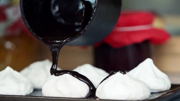 Pouring chocolate on meringues — Stock Video