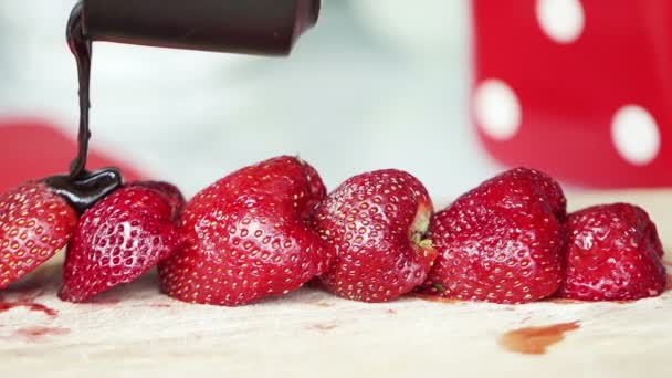 Gieten chocolade op aardbeien — Stockvideo