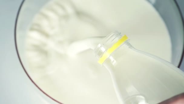 Выливание молока в миску — стоковое видео