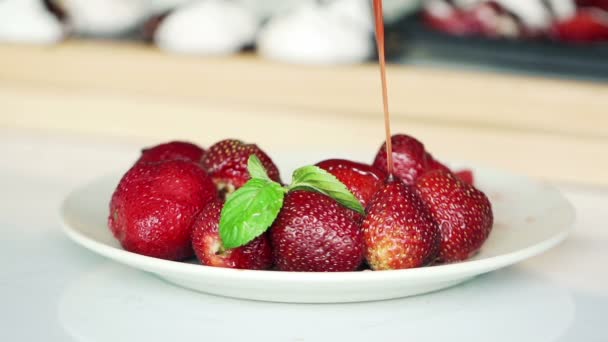 Erdbeeren mit süßer Sauce übergießen — Stockvideo