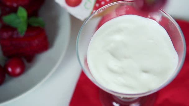 Cereza cayendo en el postre de yogur — Vídeos de Stock