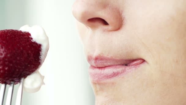 Mujer lamiendo labios delante de la fresa — Vídeos de Stock