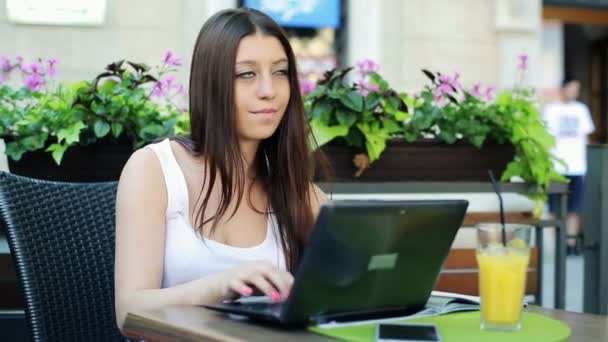 Student arbetar på laptop i café — Stockvideo