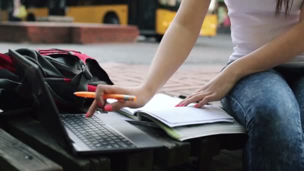 Student macht Hausaufgaben in der Stadt — Stockvideo