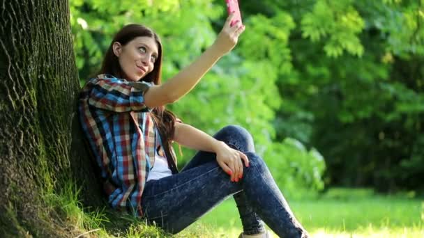 Adolescente tomando foto selfie en el parque — Vídeos de Stock