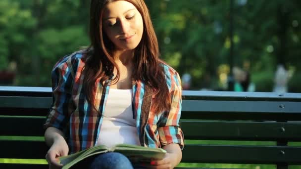 Livro de leitura de estudantes no parque — Vídeo de Stock