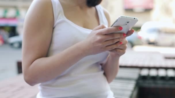 Woman sending sms in the city — Stock Video