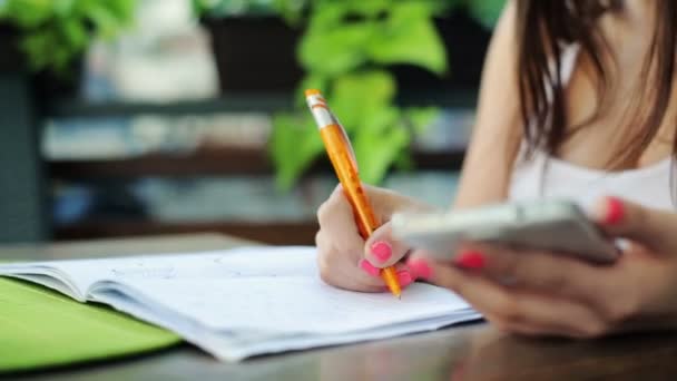 Estudiante haciendo deberes en la cafetería — Vídeos de Stock