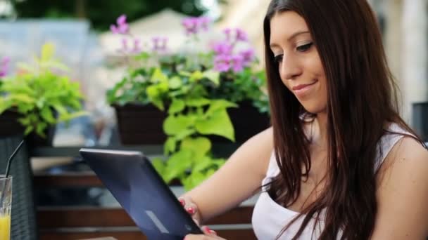 Adolescente com tablet sentado no café — Vídeo de Stock