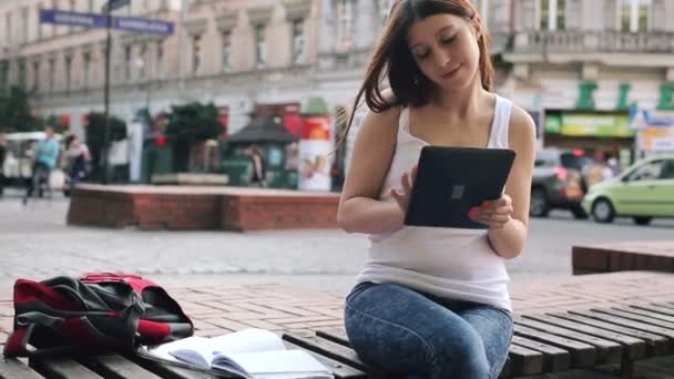 Женщина с планшетным компьютером в городе — стоковое видео