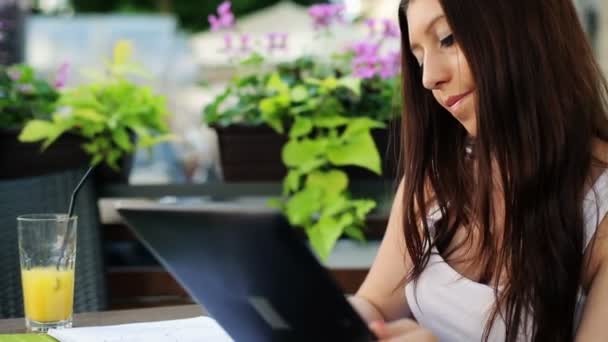 Estudiante haciendo la tarea con la ayuda de la tableta — Vídeo de stock