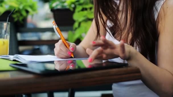 Estudiante haciendo la tarea con la ayuda de la tableta — Vídeos de Stock