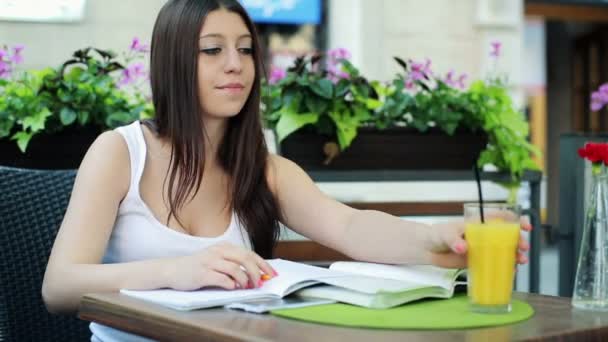 카페에서 행복 한 젊은 여자 학생 — 비디오