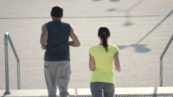 Pareja trotando en las escaleras — Vídeos de Stock