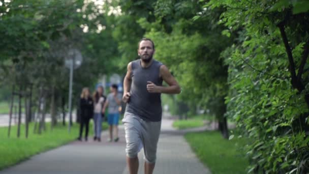 Hombre corriendo en el parque de la ciudad — Vídeos de Stock