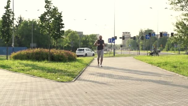 Hombre corriendo en la ciudad — Vídeos de Stock