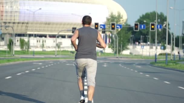 Adam şehirde sokakta koşu — Stok video