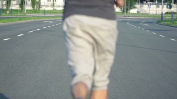 Uomo che fa jogging per strada in città — Video Stock