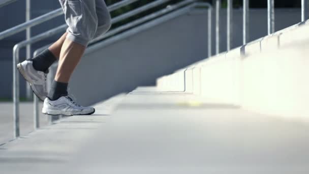 Άνθρωπο που τρέξιμο μέχρι τις σκάλες στην πόλη — Αρχείο Βίντεο