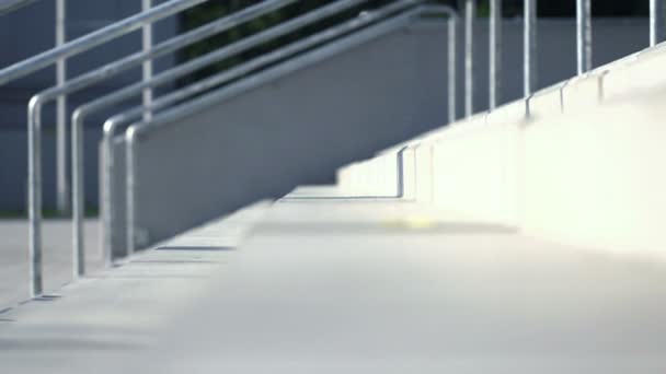 Mann joggt die Treppe hinauf — Stockvideo