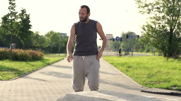 Уставший бегун отдыхает после пробежки — стоковое видео