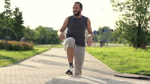 Tired jogger resting after run — Stock Video