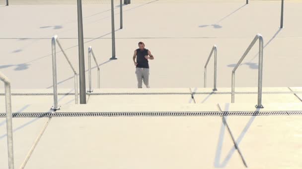 Hombre corriendo por las escaleras — Vídeos de Stock