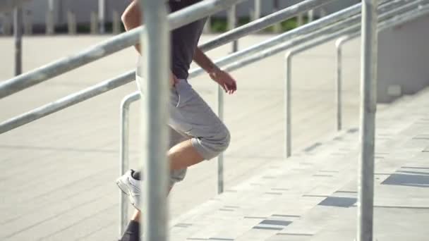 慢跑上楼梯的男人 — 图库视频影像