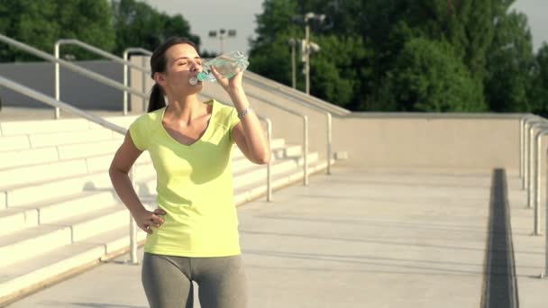 Žena pitná voda po joggingu — Stock video