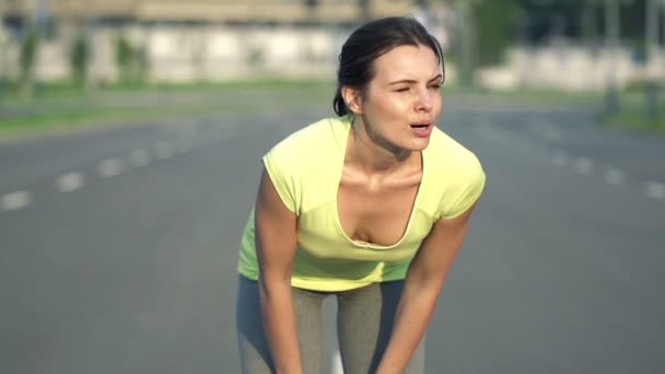 Mujer cansada descansando después de trotar — Vídeo de stock