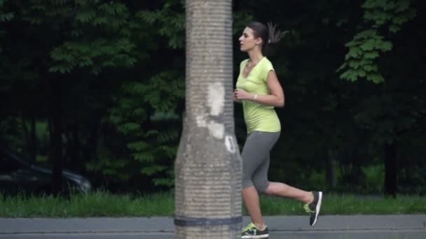 Vrouw joggen in het stadspark — Wideo stockowe