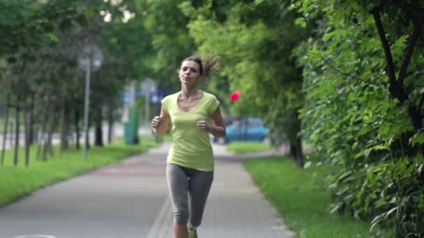 Frau joggt im Stadtpark — Stockvideo